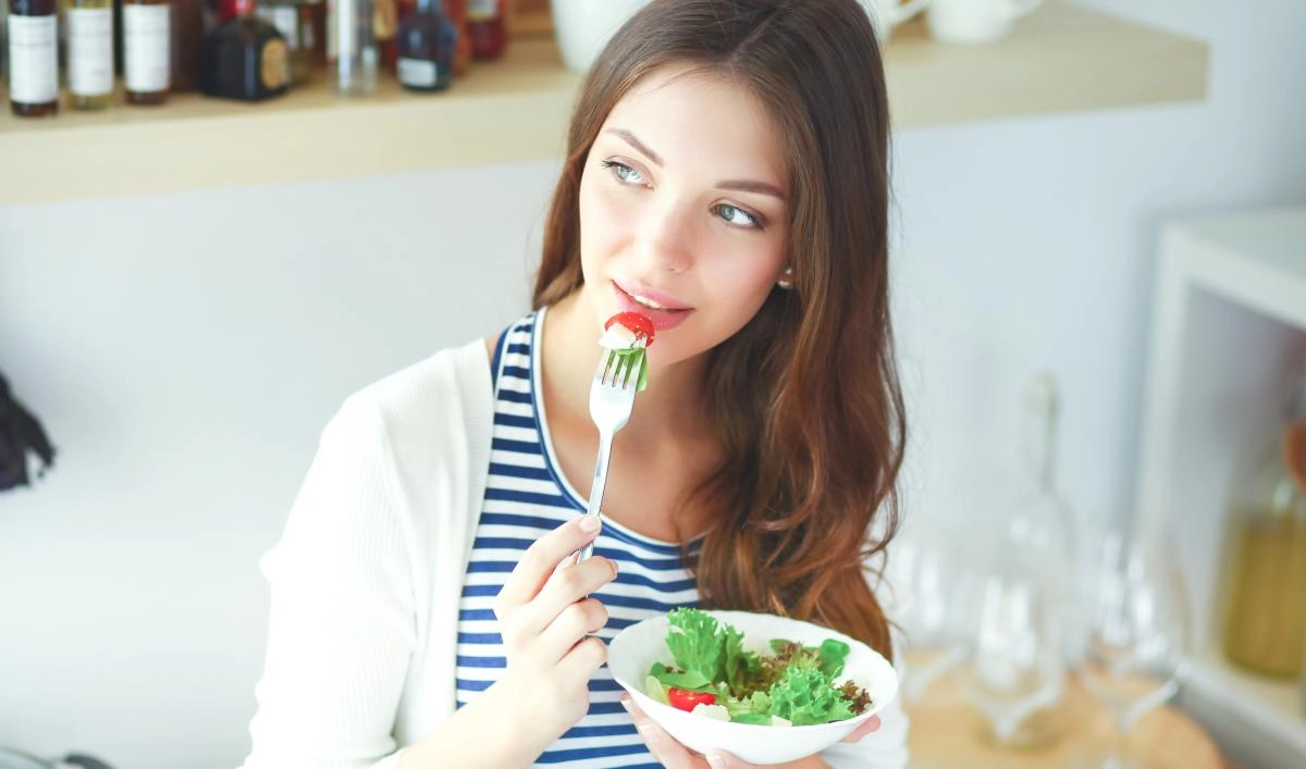 Salad eating. Девушка с едой. Девушка завтракает. Девушка ест салат. Женщина ест.